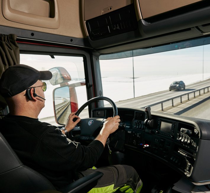A person driving a ColliCare trailer on the freeway in Norway during winter time